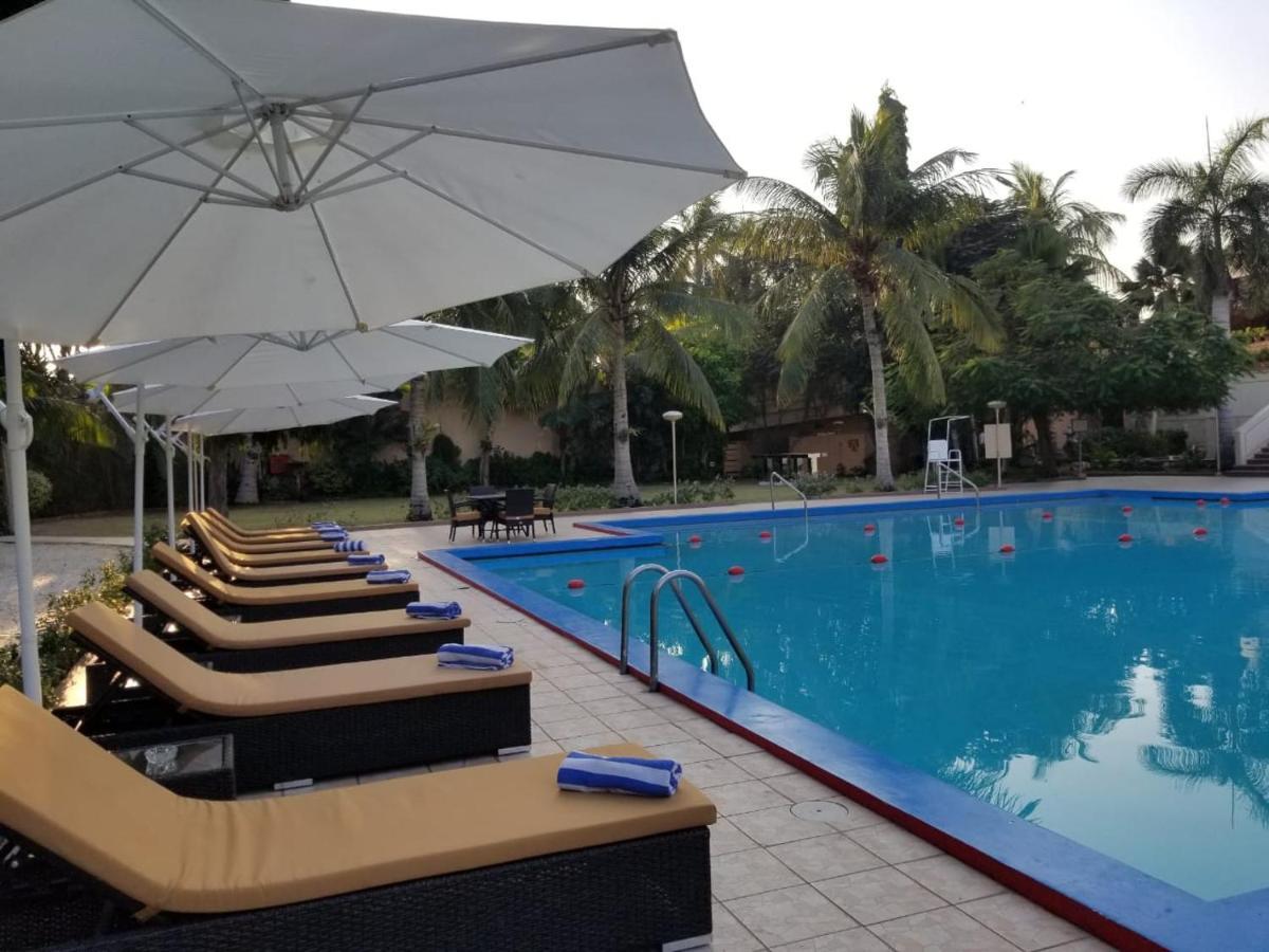 Avari Towers Karachi Extérieur photo The pool at the Serena Hotel