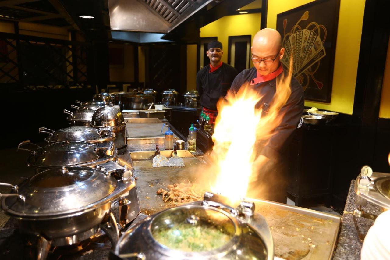 Hotel Avari Towers Karachi Extérieur photo A chef cooking with a blowtorch