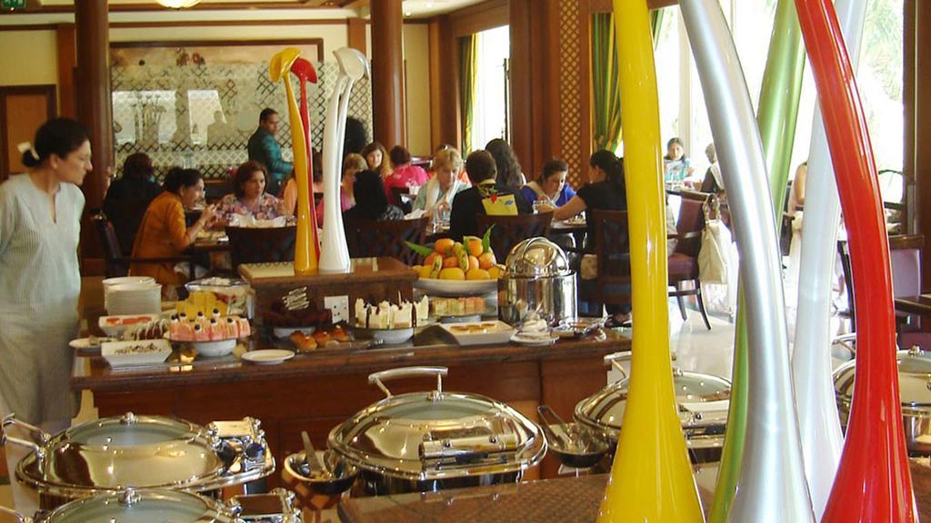 Avari Towers Karachi Extérieur photo A buffet at a hotel