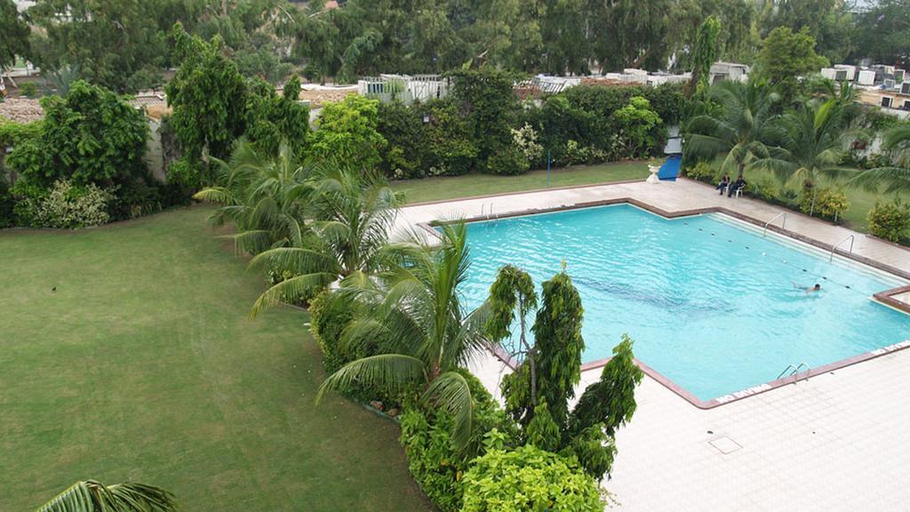 Avari Towers Karachi Extérieur photo Swimming pool at the club