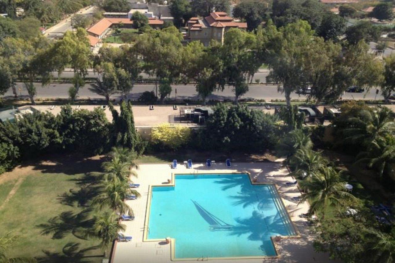 Avari Towers Karachi Extérieur photo The swimming pool at the hotel