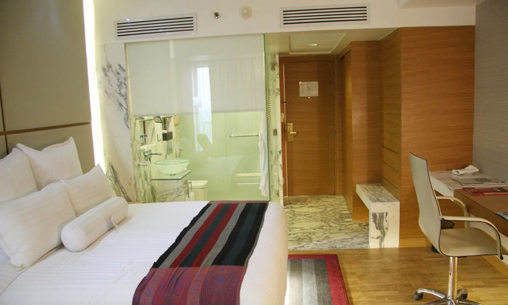 Avari Towers Karachi Extérieur photo A room at the hotel