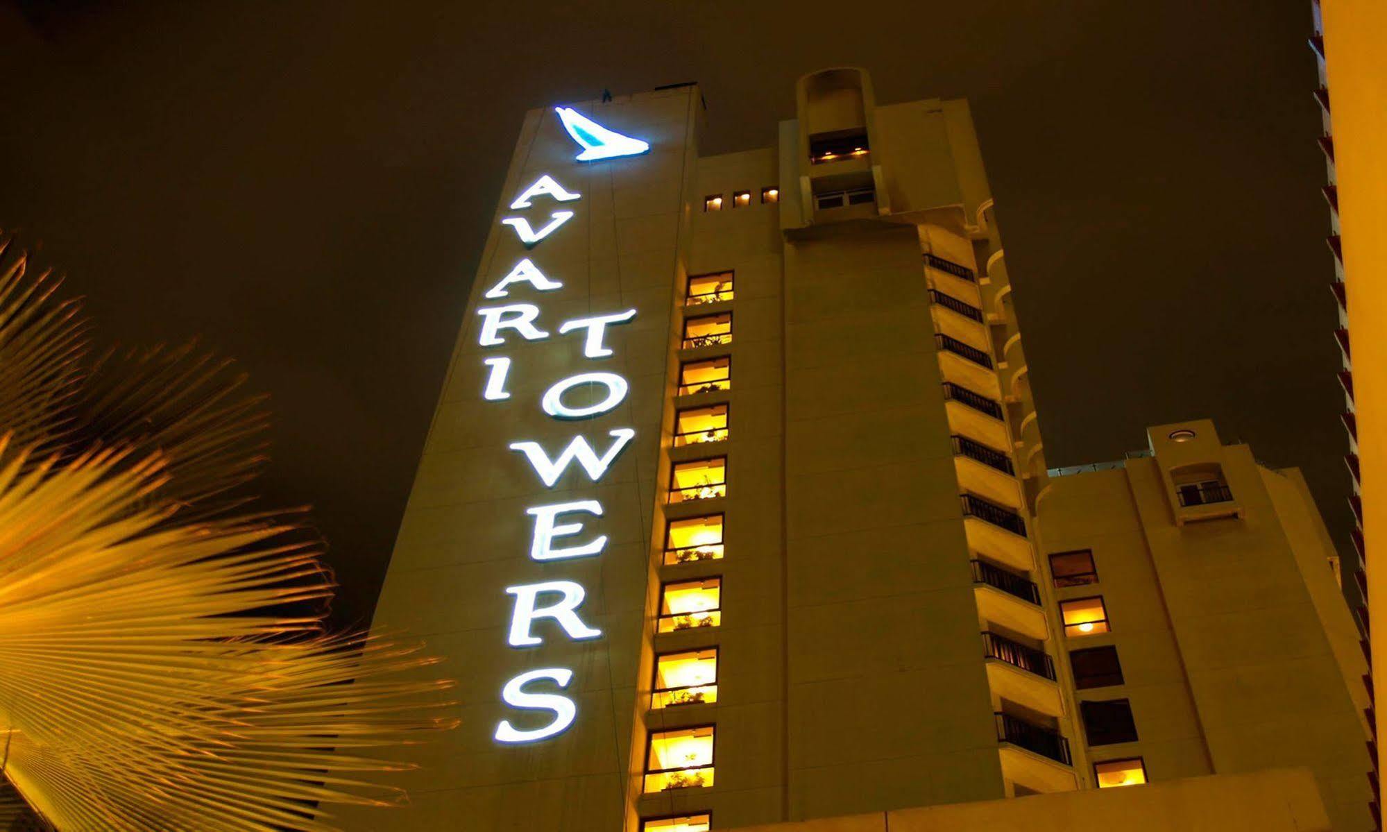 Avari Towers Karachi Extérieur photo The hotel at night