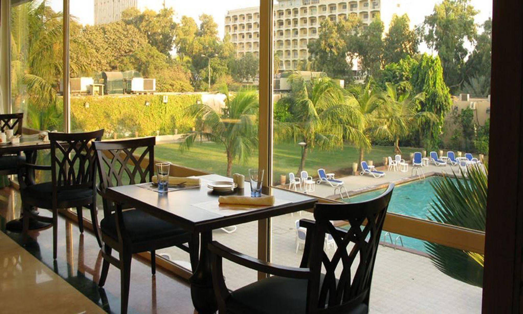 Avari Towers Karachi Extérieur photo The pool at the Grand Hotel