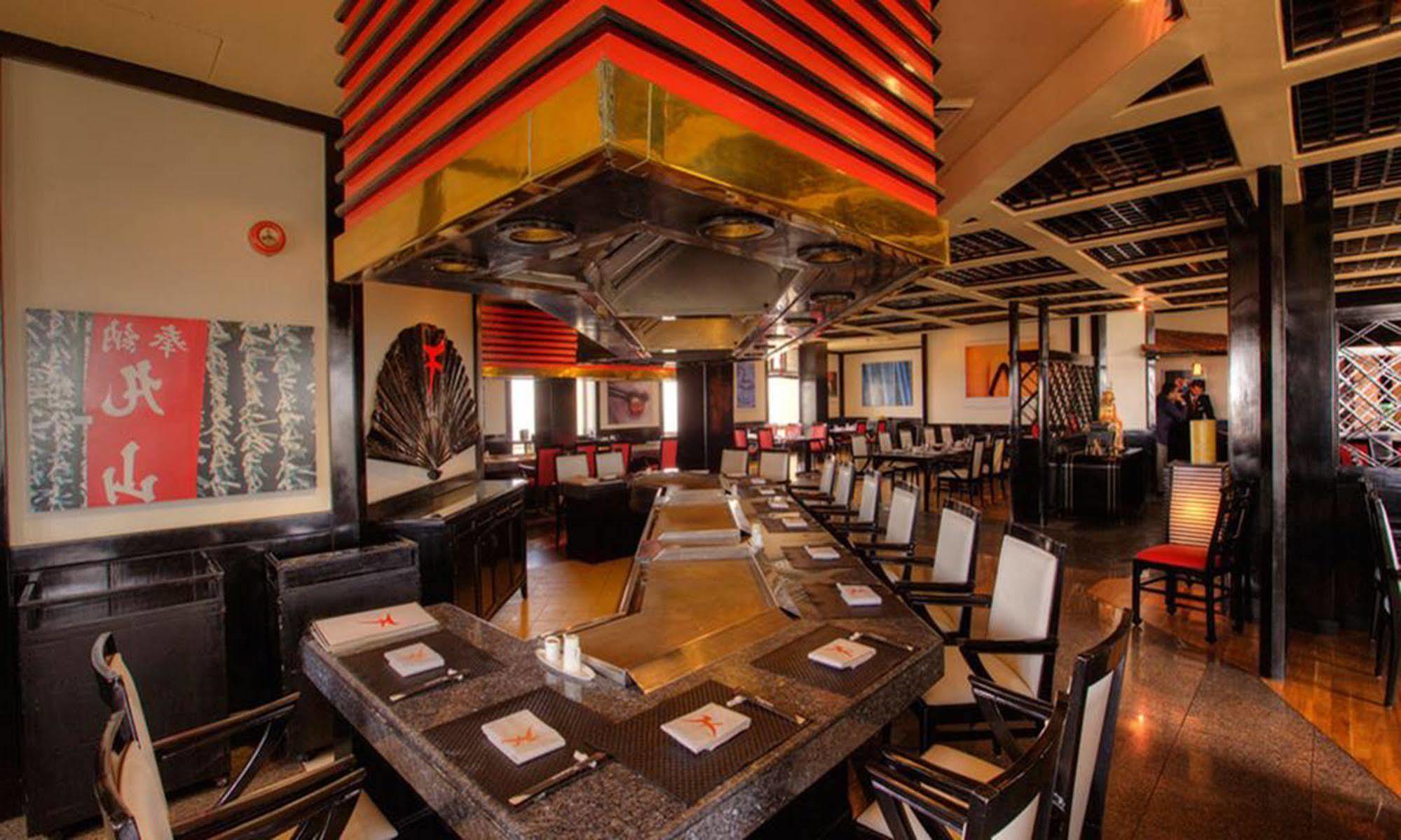 Avari Towers Karachi Extérieur photo The interior of a typical PF Chang's